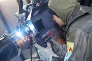 «Мегионнефтегаз» оснастил месторождения в Югре инновационными роботами-сварщиками