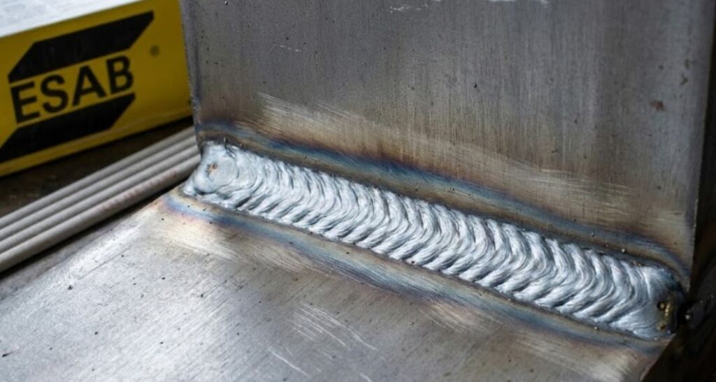 Крупный план мощного, широкого сварного шва, выполненного OK 48.00, с минимальным количеством брызг